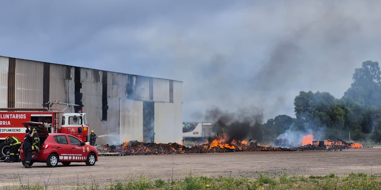 Voraz incendio en el dep�sito del supermercado Tres Estrellas